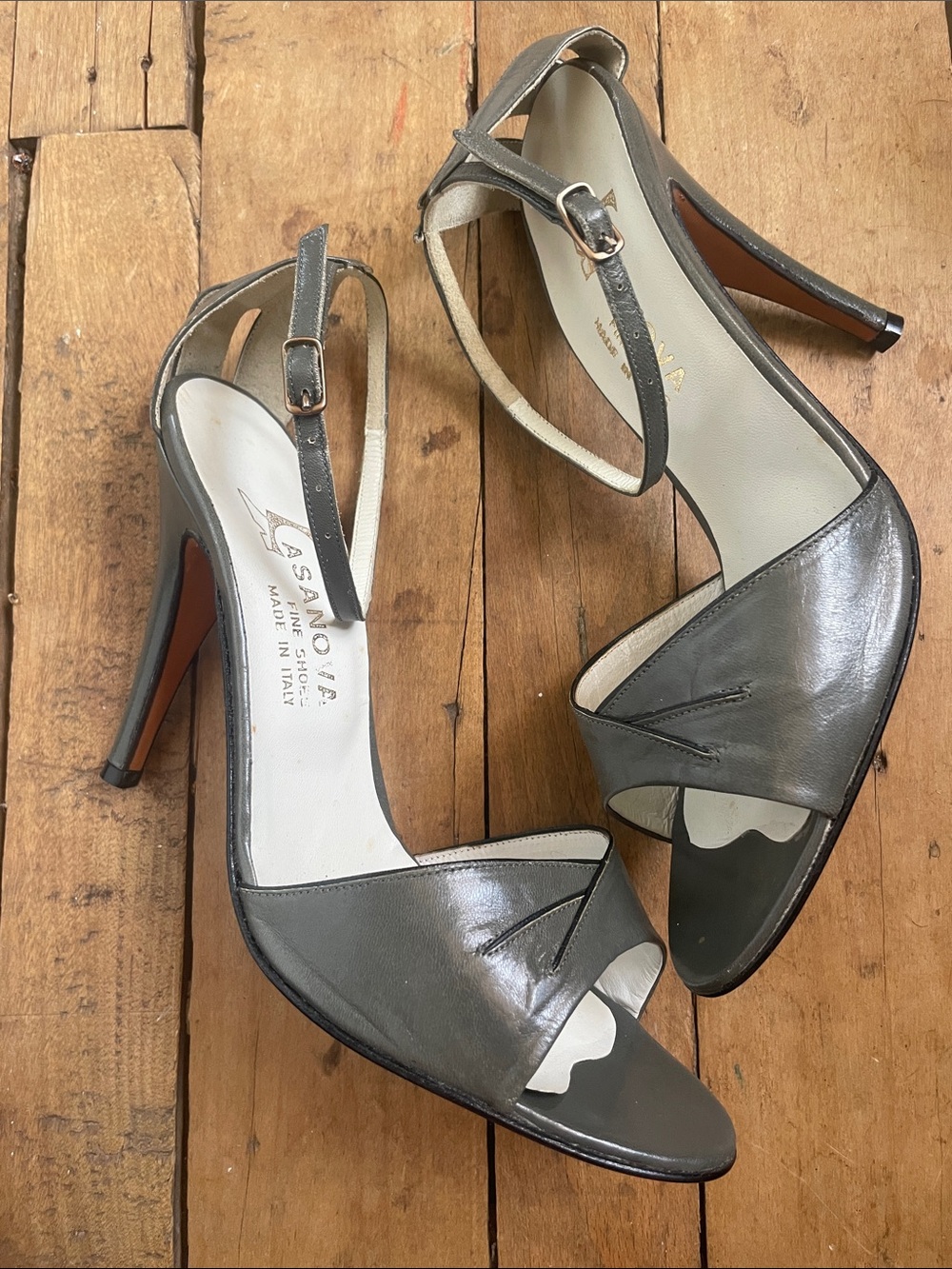 New VINTAGE grey leather made in Italy heels fits like a 7 ish